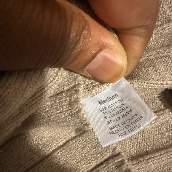 POOF APPAREL SOFT AND STRETCHY WOMEN V-NECK SWEATER SIZE M IN EXCELLENTCONDITION - Picture 7 of 11